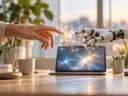Menschliche Hand und Roboterhand berühren sich fast über einem Schreibtisch mit Laptop, dazwischen leuchtende Lichtpunkte